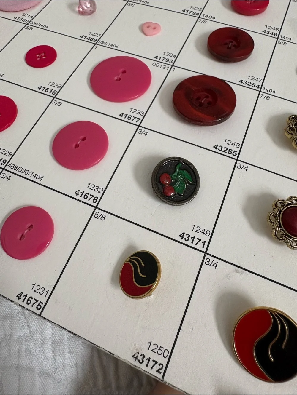 Vintage button collection salesman sample card red pink 118 different buttons